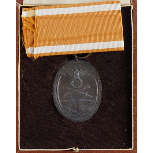 1122 - German Westwall medal in fitted case.