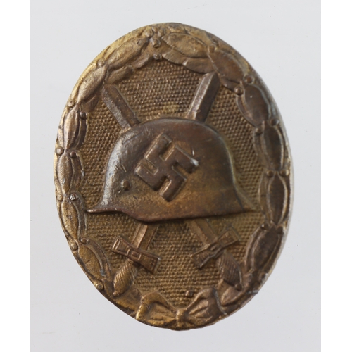 1124 - German Wounds badge in gold, toned, maker marked 30.