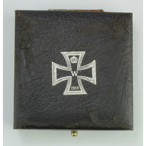 1195 - Imperial German WW1 Iron Cross 1st class case, image of Iron Cross embossed to lid.