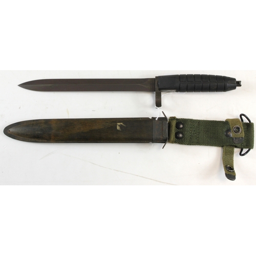 126 - US M8A1 Bayonet in its plastic scabbard, blade 23cm, unmarked in VGC