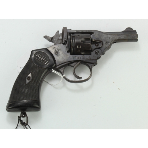 133 - World War II Webley & Scott .38/200 'Mark IV' double-action service revolver, serial no. 133211, cir... 