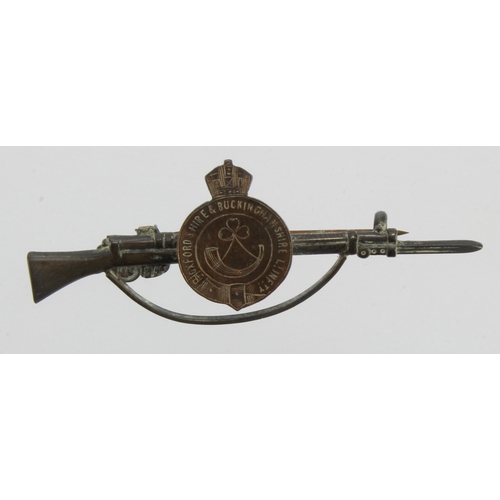 449 - WW1 Silver and Gold rifle sweetheart brooch Oxfordshire and Buckinghamshire LI.