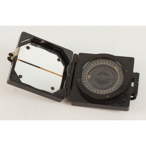 467 - WW2 compass magnetic marching mk 1, military marked.