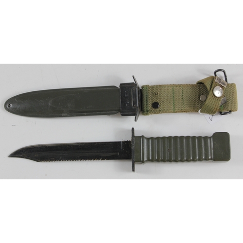 87 - Military fighting knife in a US M8A1 scabbard, Bowie blade 17cm with saw top M8 scabbard with integr... 