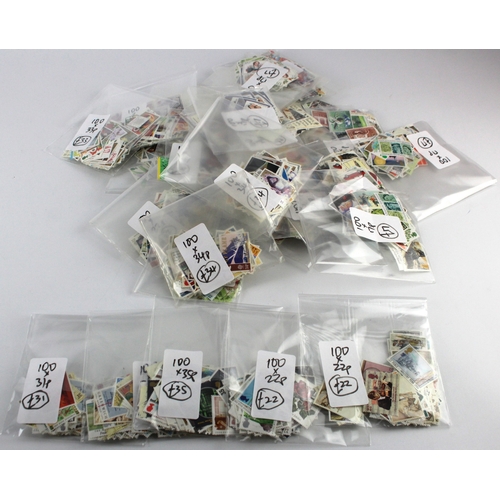 125 - GB - vast amount of Modern unmounted mint usable Commemoratives sorted into packets, face value appr... 