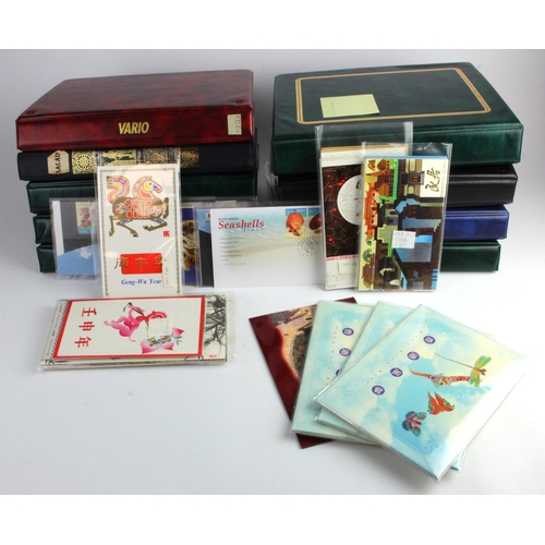 262 - Original unpicked collection of China, Taiwan, Macau and Hong Kong um in 12 albums and many loose it... 