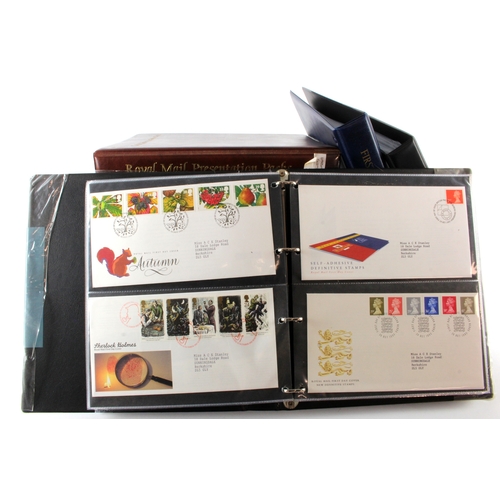 313 - GB FDC in clear plastic crate, about 150 with town cancels, other Bureau or more up market Buckingha... 