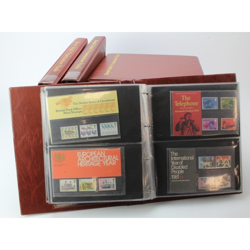 53 - GB - 8x large Royal Mail Albums and one small with approx 214 Presentation Packs from 1970 to 2004, ... 