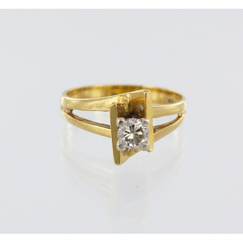 31 - 18ct yellow gold abstract set diamond solitaire ring, princess cut, total diamond weight approx. 0.2... 