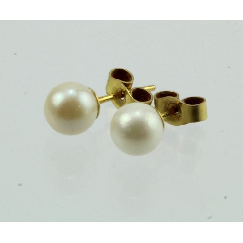 311 - 9ct yellow gold cultured pearl stud earrings, pearl 6mm diameter, weight 0.90g