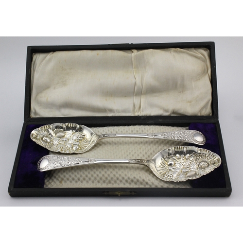 571 - Boxed pair of silver Berry spoons, lovely condition, hallmarked Sheffield 1903, weight of silver 5.5... 