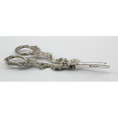 616 - Ornate silver grape scissors, hallmarked AG&Ss Ld. London 1973. Weight 3.25oz approx.