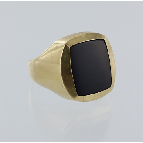 85 - 9ct yellow gold onyx signet ring, finger size W, weight 5.1g