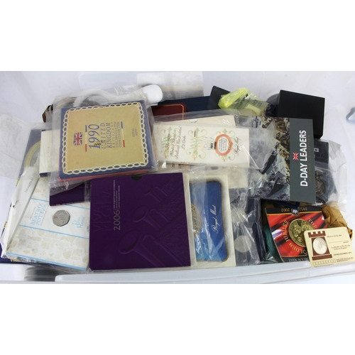 565 - GB & Commonwealth coins, crowns, medallions, sets, presentation packs etc, silver noted, and £136.50... 