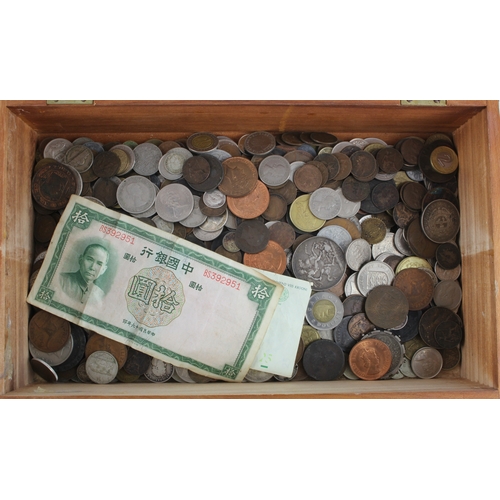 577 - GB & World Coins, assortment in a wooden box, silver noted.