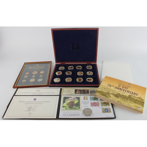 579 - GB & World coins, crowns & medallions (30) in various sets, cases and covers, base metal.