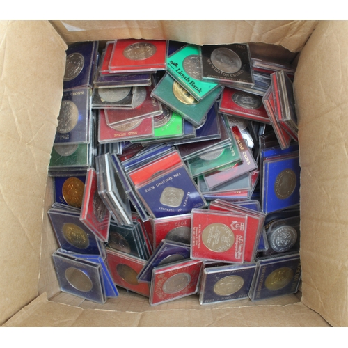 582 - GB & World crowns, commemorative coins and medallions (286) most in sliding cases, most base metal. ... 