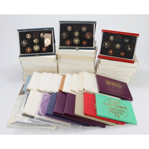 711 - GB Proof Sets (42): Flat Packs: 1970 x4, 1971 x2, 1972 x2, 1973 x2, 1974 x2, 1975 x2, 1976 x2, 1977,... 