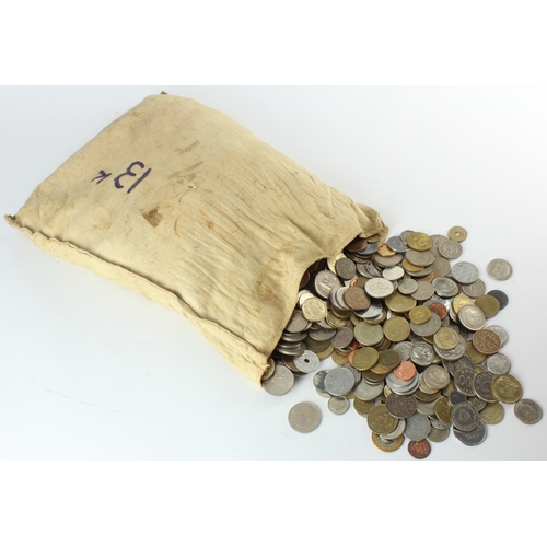 828 - World Coins 13KG.