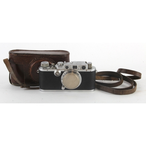 492 - Leica III Rangefinder camera (no. 154465) circa 1935, with Leitz Elmar 1:3,5 f=50mm lens, contained ... 