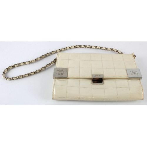 497 - Chanel white / cream leather chocolate bar flap bag, 24cm x 16cm approx., with chrome hardware, inte... 