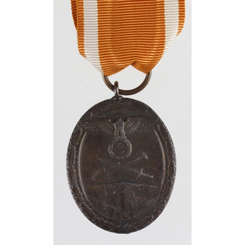 1041 - German Westwall medal in presentation fitted case.