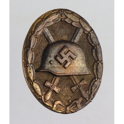 1042 - German Wounds badge in gold, toned, maker marked 30.