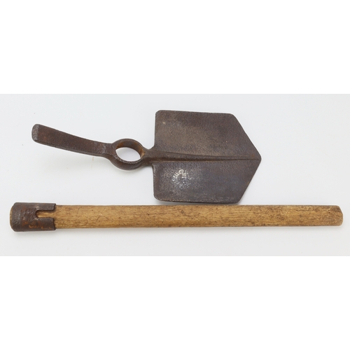 478 - WW1 1918 dated entrenching tool with shaft.