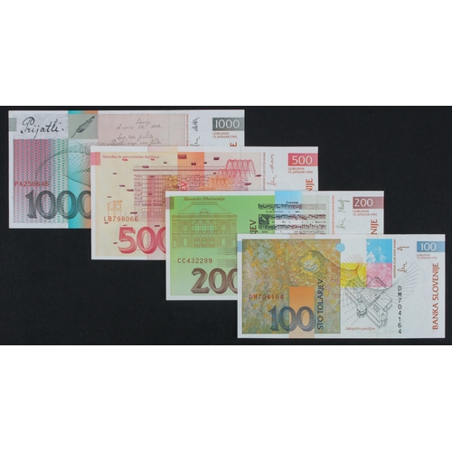 1081 - Slovenia (4), 1000 Korun, 500 Korun, 200 Korun and 100 Korun all dated 15th January 1992 (BNB B304a ... 