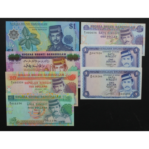 570 - Brunei (7), 25 Ringgit dated 1992 Commemorative, serial A/1 00744931 (BNB B121a, Pick21), 10 Ringgit... 