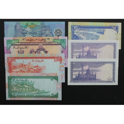 570 - Brunei (7), 25 Ringgit dated 1992 Commemorative, serial A/1 00744931 (BNB B121a, Pick21), 10 Ringgit... 