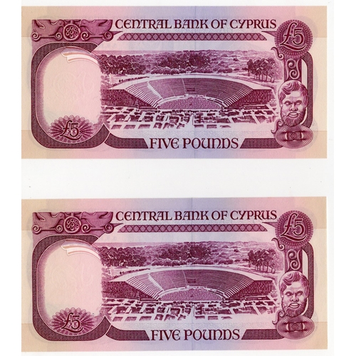 673 - Cyprus 5 Pounds (2) dated 1st September 1995, a consecutively numbered pair, serial Q999807 & Q99980... 