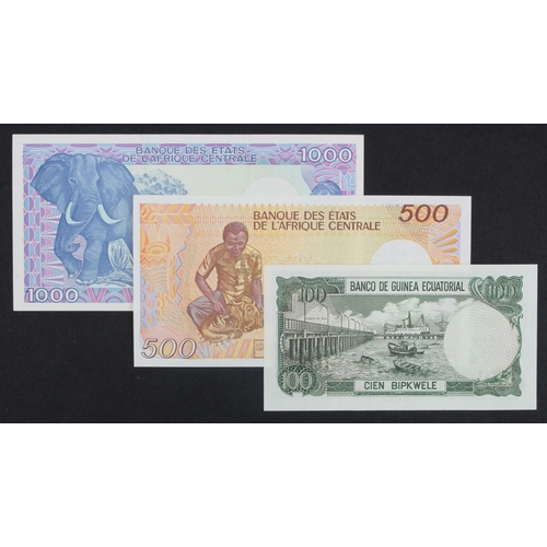 726 - Equatorial Guinea (3), 1000 Francs and 500 Francs dated 1st January 1985, serial L.01 270663 and B.0... 