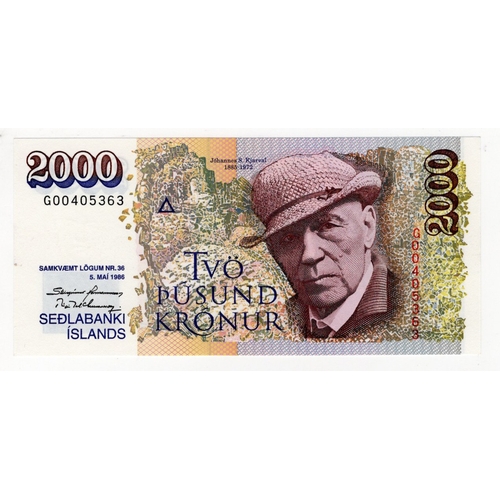 832 - Iceland 2000 Kronur dated Law 1986 (1995), serial G00405363 (BNB B812b, Pick57a) Uncirculated