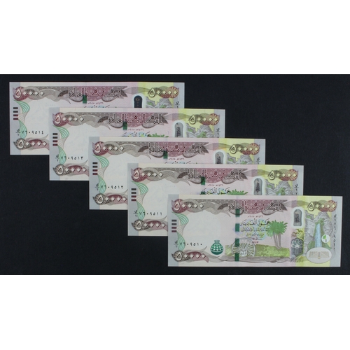 898 - Iraq 50000 Dinars (5) dated 2015 (AH1436), a consecutively numbered run, serial number 7609510 - 760... 