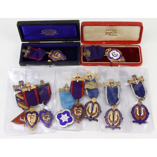 1159 - Masonic (Oddfellows) Jewels (10): 6x hallmarked silver/gilt (two cased), and 4x bronze.