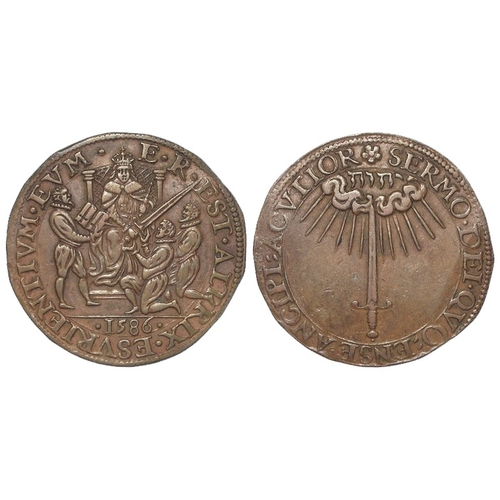 362 - Elizabeth I, Dutch copper jeton commemorating Elizabeth's assistance against Spain in 1586, made in ... 