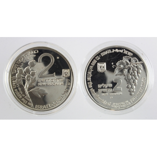 930 - Israel silver proof 2 New Sheqalim (2) 1993 and 1995, aFDC in capsules.