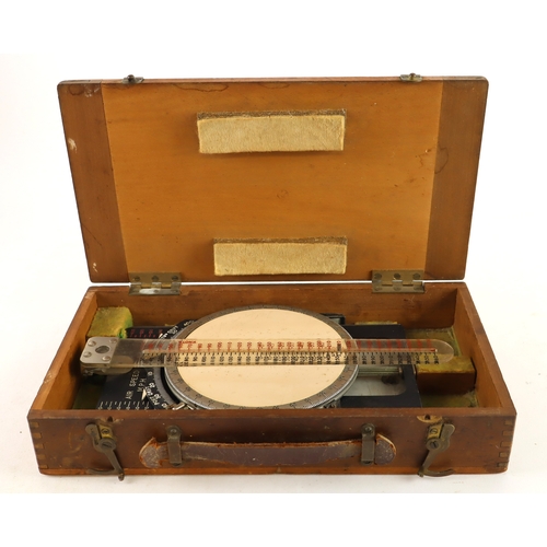 231 - RAF WW2 course and speed calculator AM marked in its wooden storage case.