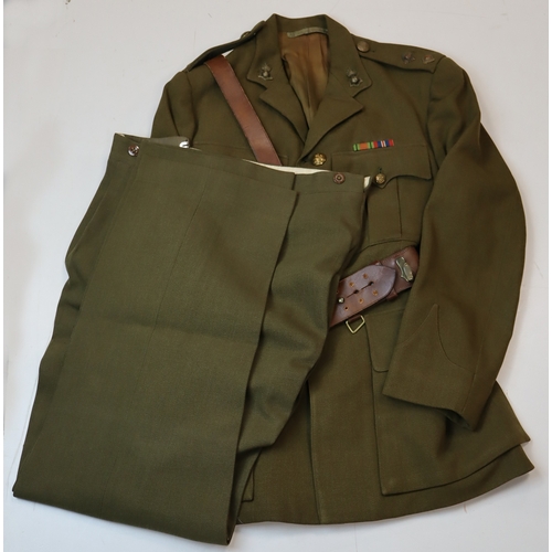 244 - Royal Artillery Lieutenant’s Uniform, mid-20th Century, comprising tunic complete with all buttons, ... 