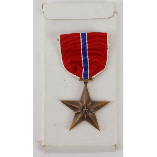 613 - US WW2 bronze star in packet of issue.