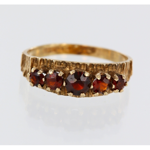 100 - 9ct yellow gold garnet graduated five stone ring, finger size P/Q, weight 2.4g