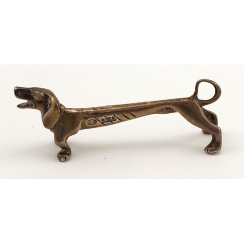 761 - Silver novelty knife rest, depicting a dog, hallmarked 'Willam Huttons & Sons, Sheffield 1913', leng... 