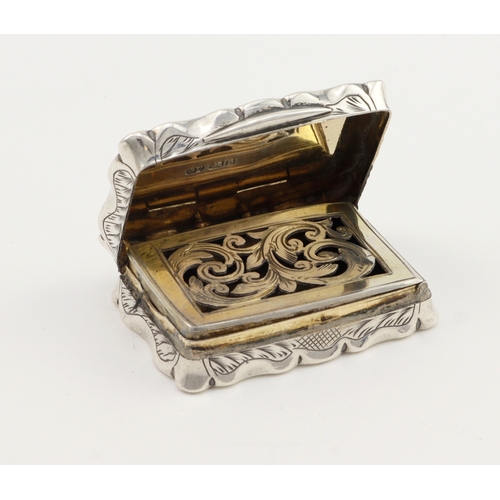 770 - Victorian hallmarked silver vinaigrette. Hallmarked Birmingham 1892 by George Unite. Approx 38mm x 2... 