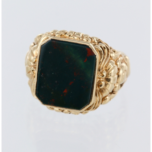 96 - 9ct yellow gold signet ring with heavily patterned shoulders, set with rectangular bllodstone measur... 