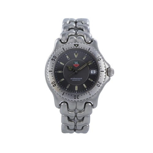 566 - Tag Heuer Professional 200m stainless steel quartz wristwatch, ref. WG1213. The grey dial with baton... 