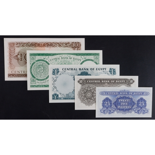 555 - Egypt (5), 10 Pounds, 5 Pounds, 1 Pound, 50 Piastres dated 1961, 25 Piastres dated 1963 all signed E... 