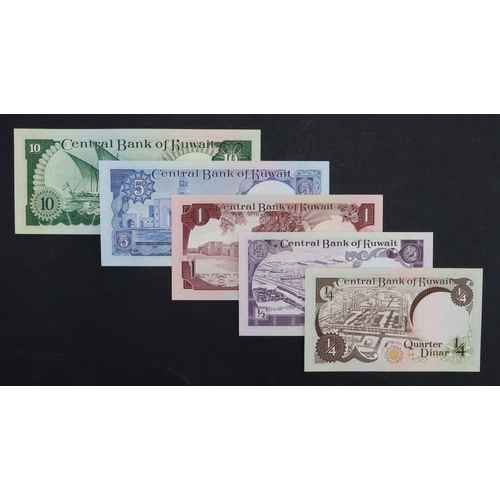 665 - Kuwait (5), 10 Dinars, 5 Dinars, 1 Dinar, 1/2 Dinar, 1/4 Dinar issued 1980 - 1991, all early issue w... 