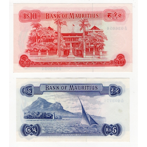 694 - Mauritius (2) 10 Rupees issued 1967, portrait Queen Elizabeth II at right, serial A/41 036054 (BNB B... 