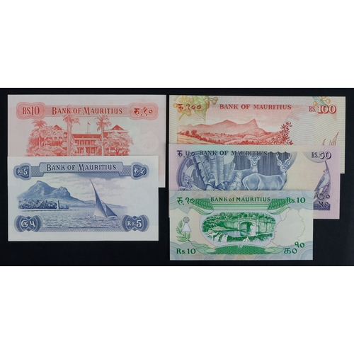 697 - Mauritius (5) 10 Rupees issued 1967, portrait Queen Elizabeth II at right, serial A/54 100710 (BNB B... 